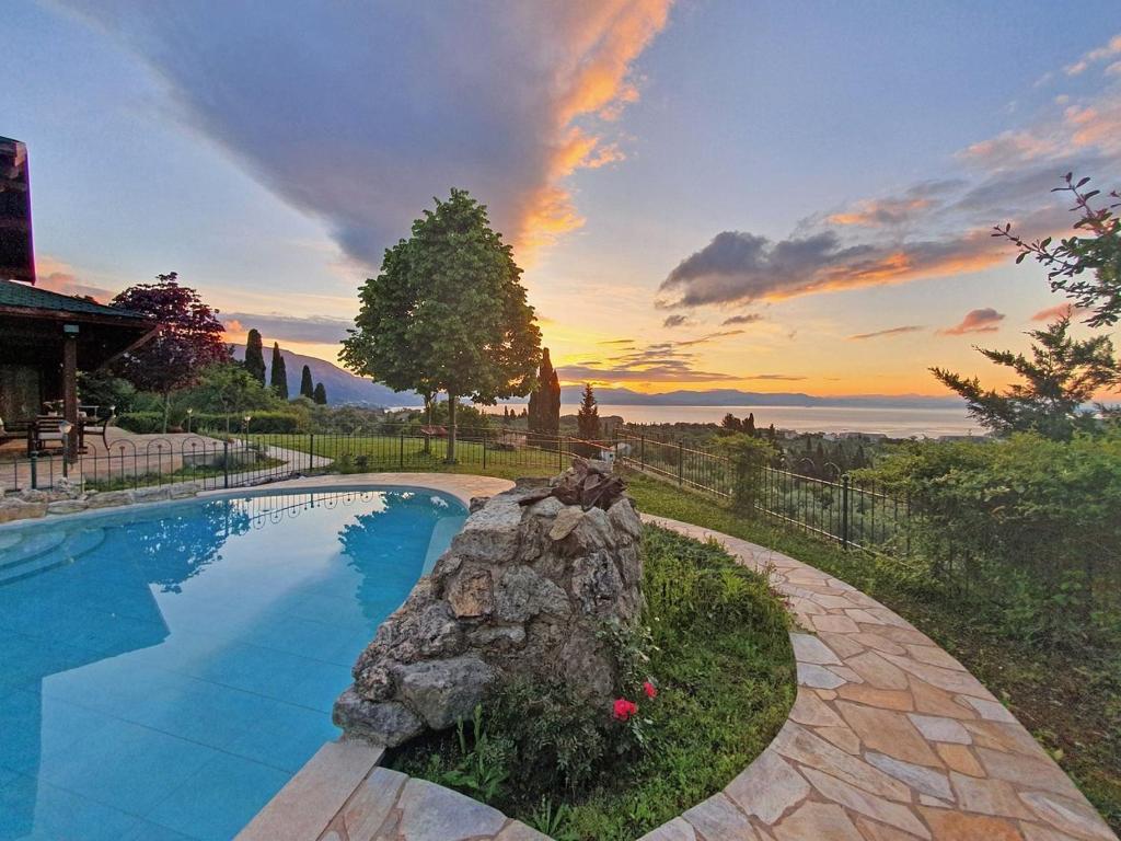 カト・コラキアナにあるLuxury Wooden Villa with Pool, The Nestの夕日を眺めながら岩を使ったスイミングプール