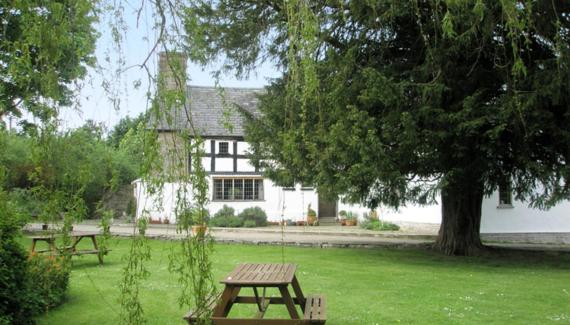 a picnic table in the yard of a house at Walford Court in Leintwardine