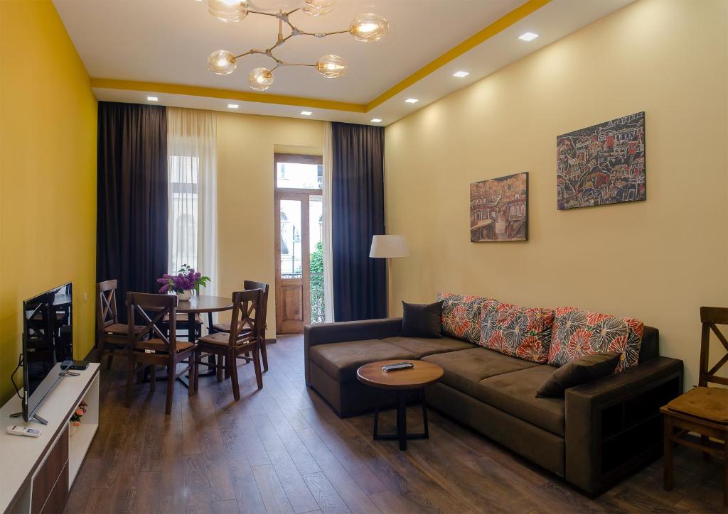 uma sala de estar com um sofá e uma mesa em Home@97 on Aghmashenebeli Avenue em Tbilisi