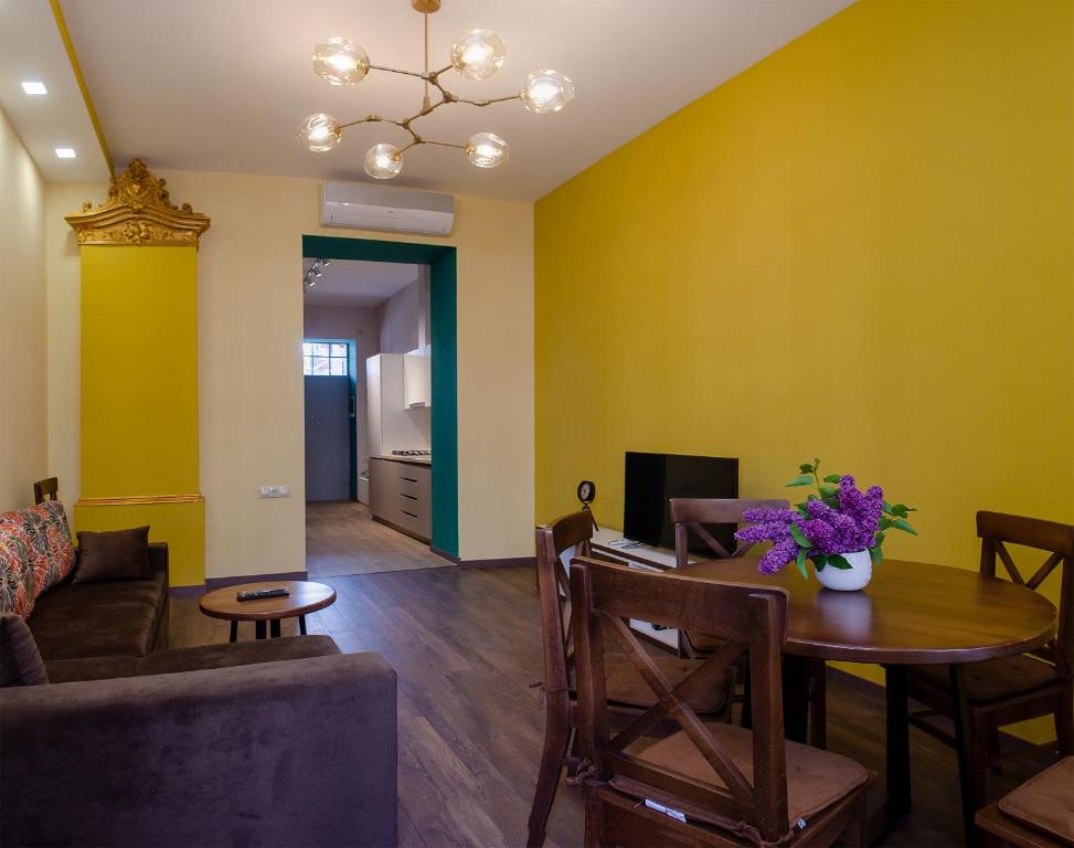 لابی و فضای عمومی Home@97 on Aghmashenebeli Avenue - تصویر ۵