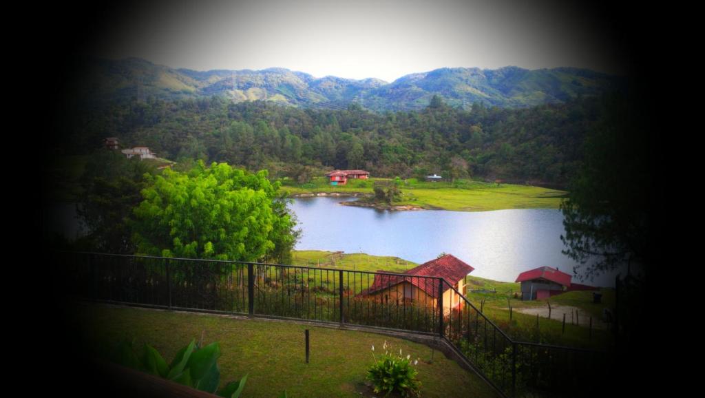 widok na jezioro z górami w tle w obiekcie Beautiful Lake View Villa. Lake Access & Near Town w mieście Guatapé