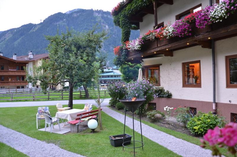 Nespecifikovaný výhled na hory nebo výhled na hory při pohledu z hotelu