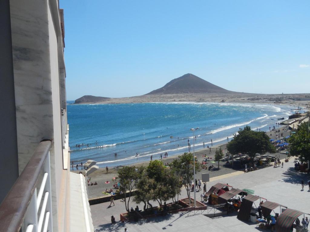 vista sulla spiaggia da un edificio di Lovely flat with sea-view, 1 minute walk to beach a El Médano