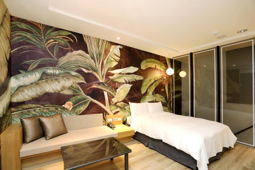 pokój hotelowy z łóżkiem i malowidłem ściennym w obiekcie SUNLINE Motel & Resort w mieście Baihe