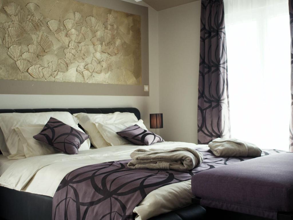 een slaapkamer met 2 bedden en een schilderij aan de muur bij Rooms Villa Oasiss in Pula