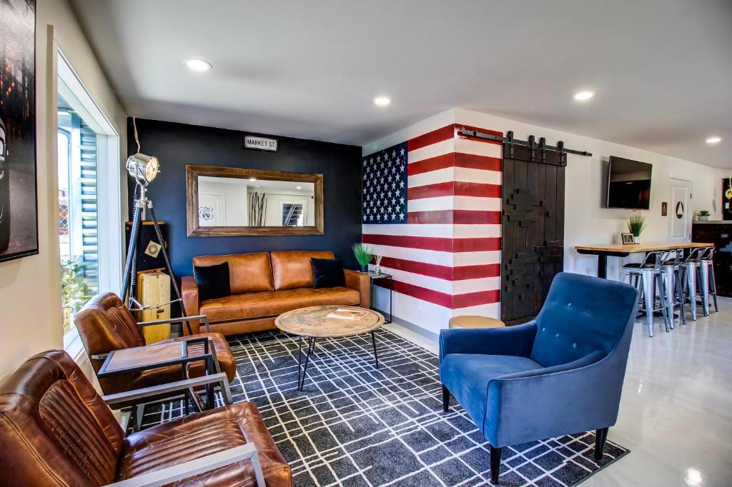 a living room with an american flag painted on the wall at Americana Modern Hotel in Redding