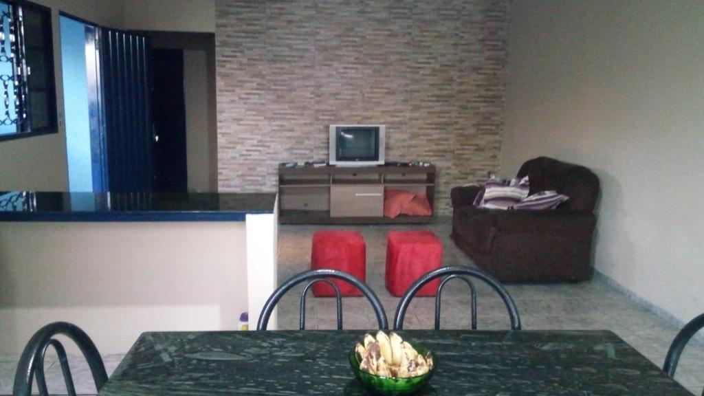 salon ze stołem, krzesłami i kanapą w obiekcie minha casa por dia w mieście Goiânia