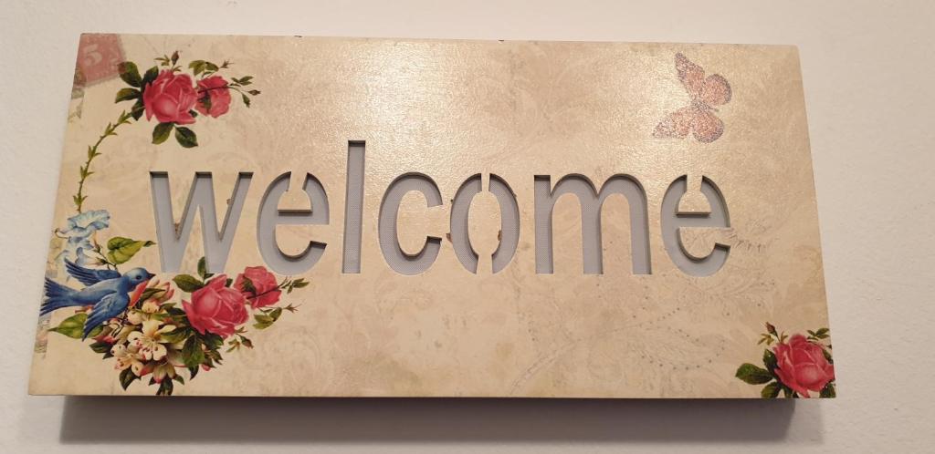 シビウにあるThe View Apartmentの花蝶歓迎の看板