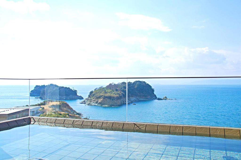 和歌山市にある双子島荘のホテルのバルコニーから海の景色を望めます。