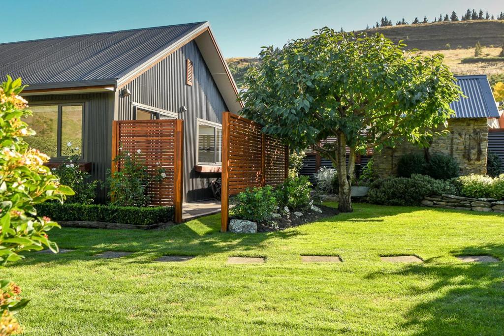 una casa con un patio con un árbol al lado en Clyde on Naylor, en Clyde