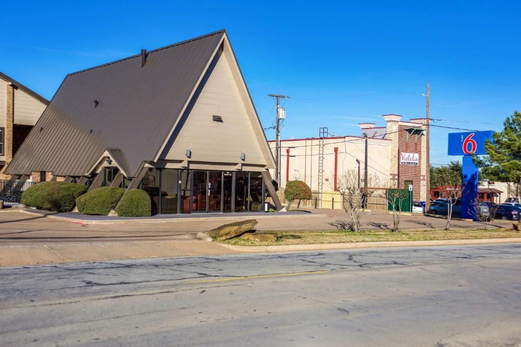 um grande edifício com um grande telhado numa rua em Motel 6-Arlington, TX - UTA em Arlington