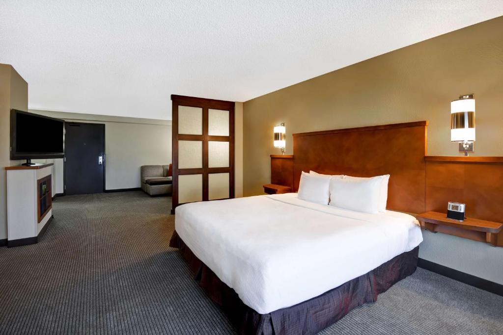 Postel nebo postele na pokoji v ubytování Hyatt Place Phoenix Gilbert