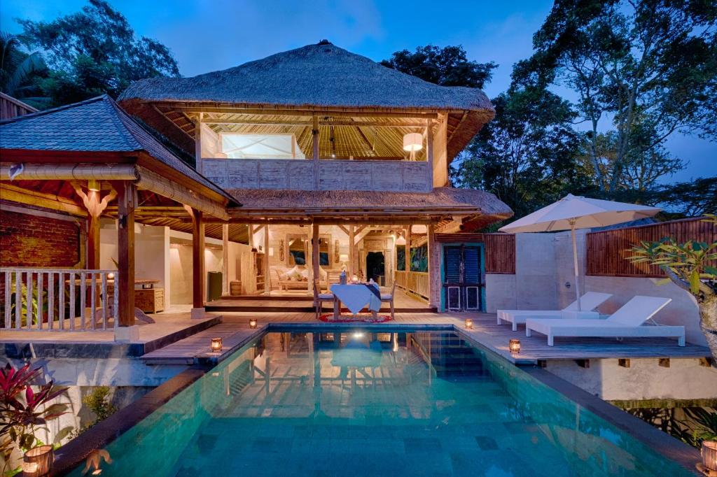 una imagen de una villa con piscina en Villa Bedauh Wetan, en Ubud
