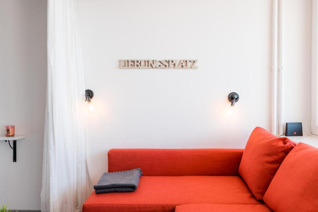 A seating area at MOOKI Mountain & Pool Gerlitzen Apartment