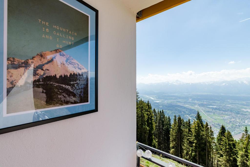 A general mountain view or a mountain view taken from Az apartmant