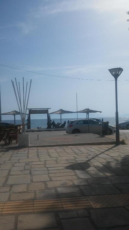 um carro estacionado num parque de estacionamento junto ao oceano em Къща за гости Пеневи em Ofrínion