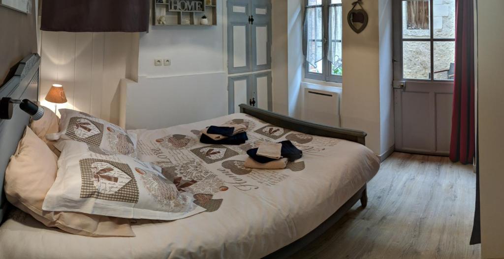 a bedroom with a bed with two dolls on it at Appartement au cœur du centre ville de Blois in Blois