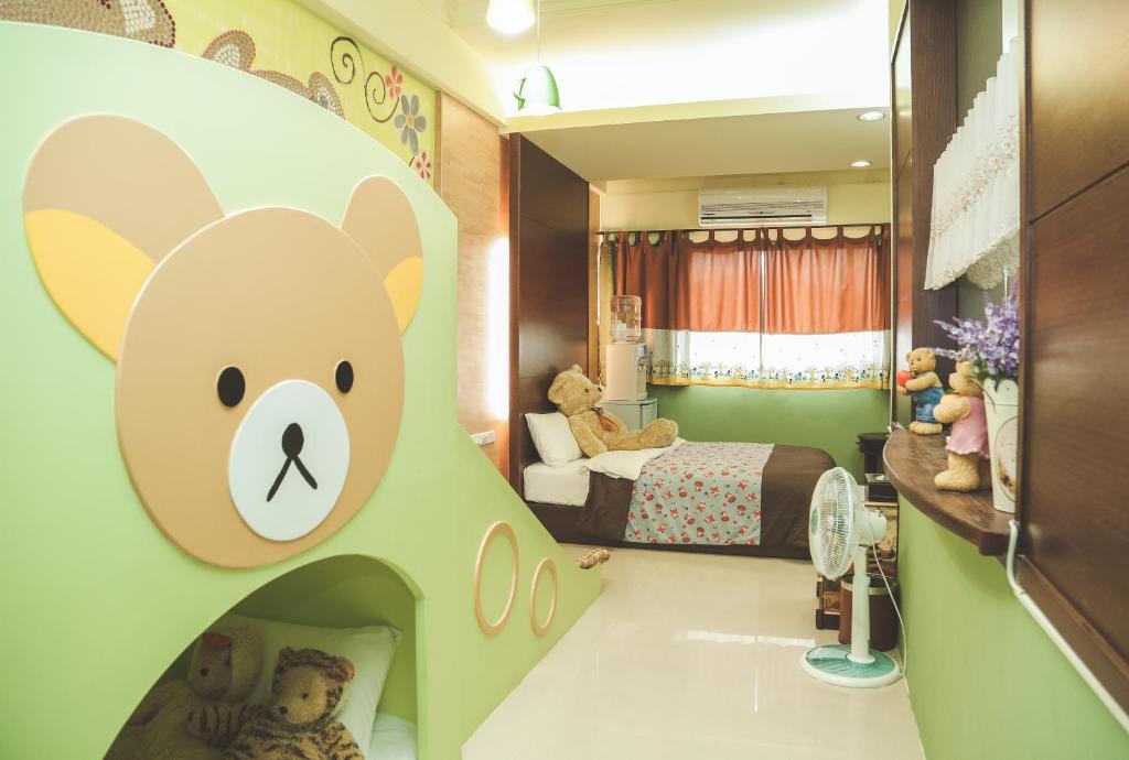 a childs bedroom with a teddy bear mural on the wall at Zhong Shan 330 in Hualien City