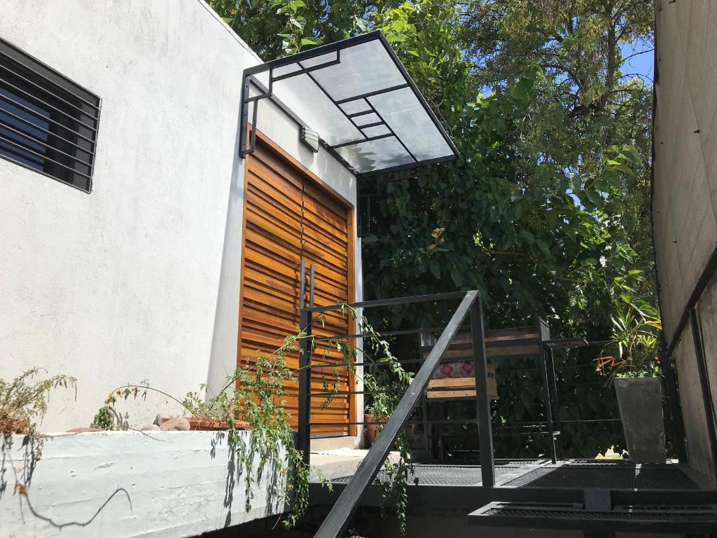 Casa con puerta de madera y luz en Monoambiente espectacular en Godoy Cruz