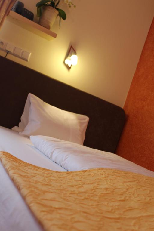 Postel nebo postele na pokoji v ubytování Hotel-Pension Das Platzl