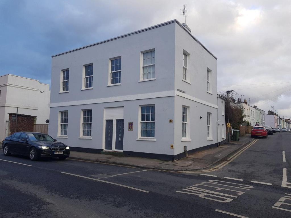 1 Hales Road Apartment - Cheltenham Town