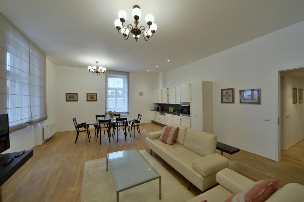 een woonkamer met een bank en een tafel bij Kolonada luxury 2 bedroom apartment Snezka in Mariánské Lázně