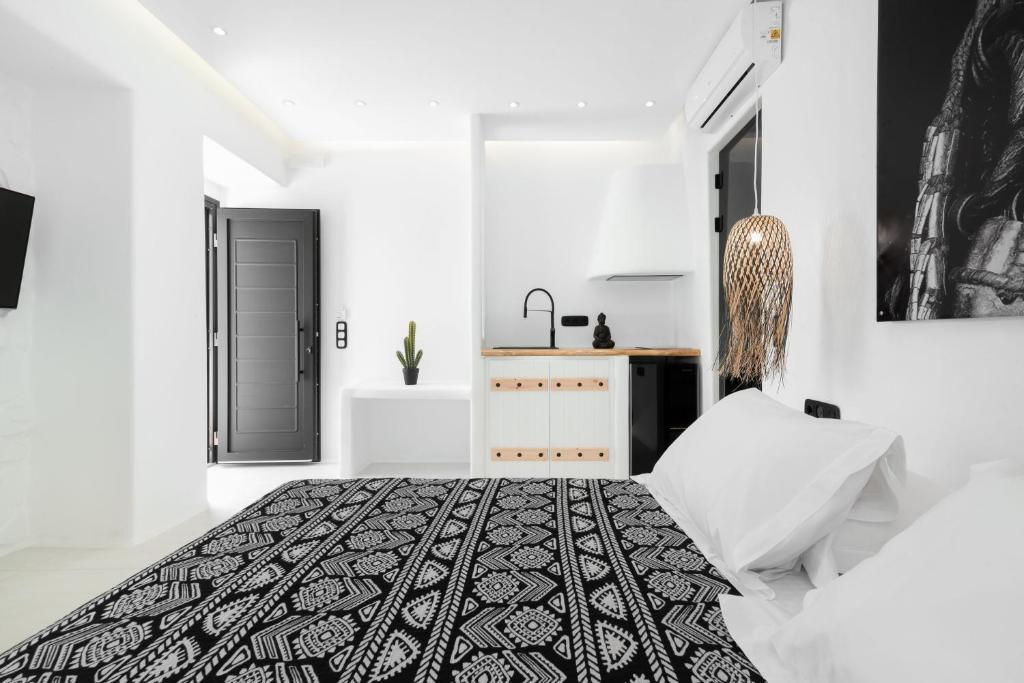 Postel nebo postele na pokoji v ubytování Portara Seaside Luxury Suites