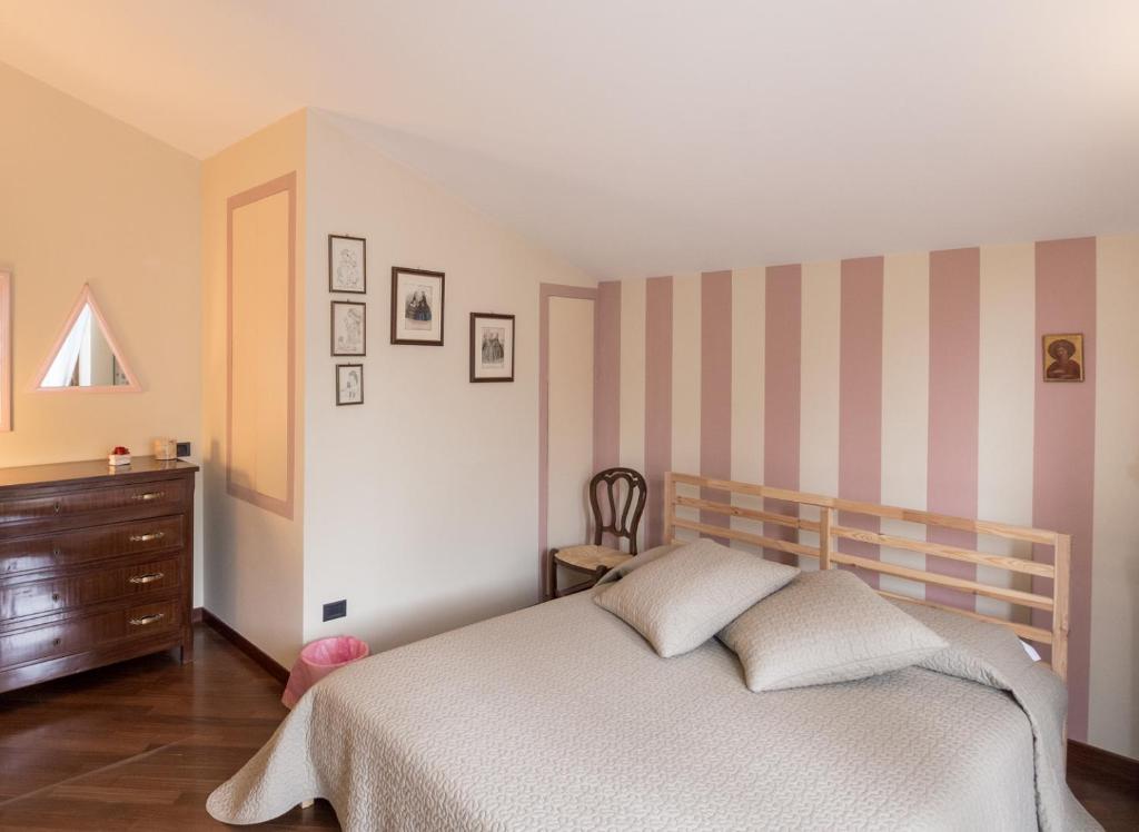 een slaapkamer met een bed, een dressoir en een raam bij La Via Francigena B&B in Assisi