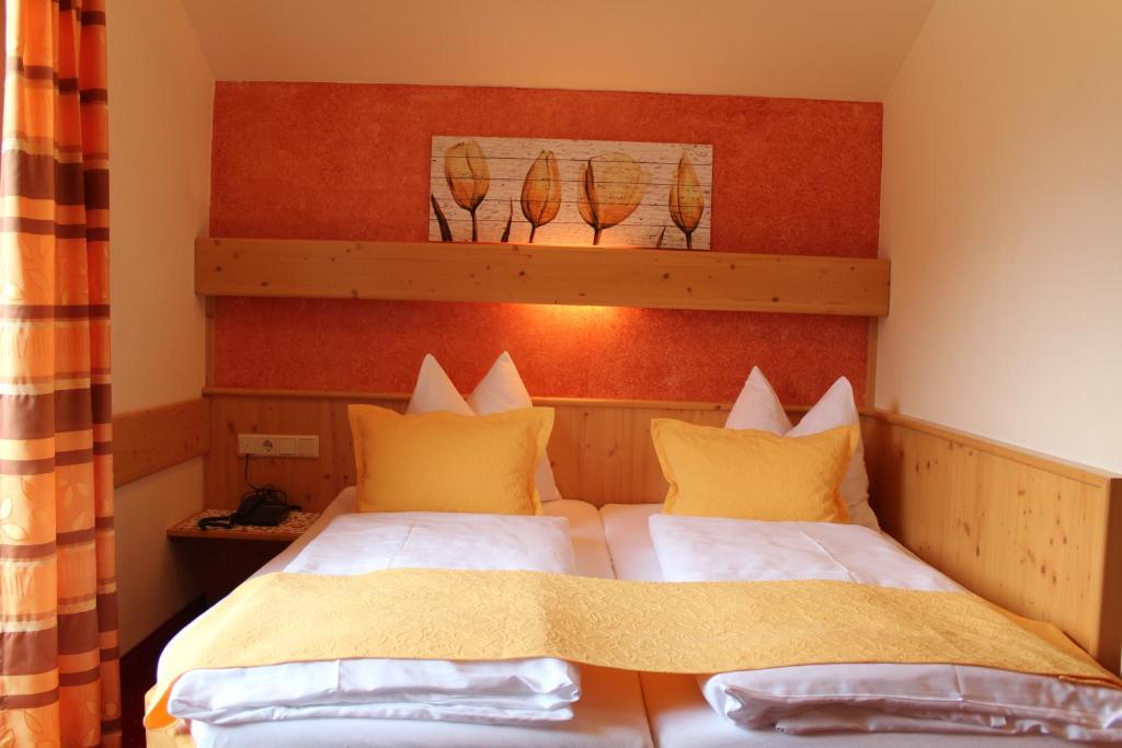 Postel nebo postele na pokoji v ubytování Hotel-Pension Das Platzl