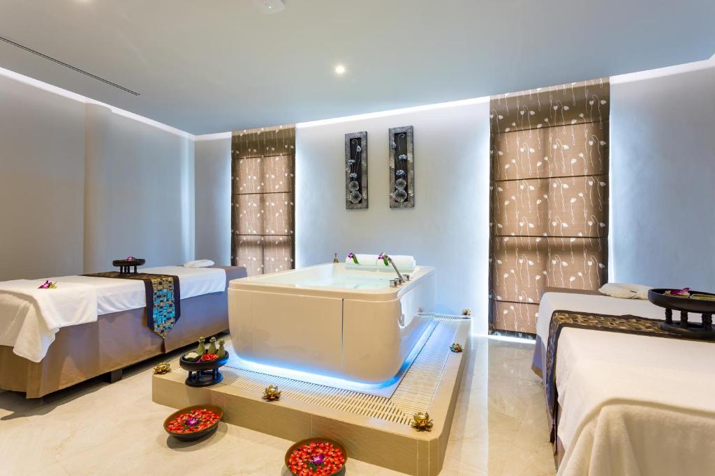 En eller flere senger på et rom på Crest Resort & Pool Villas - SHA Extra Plus