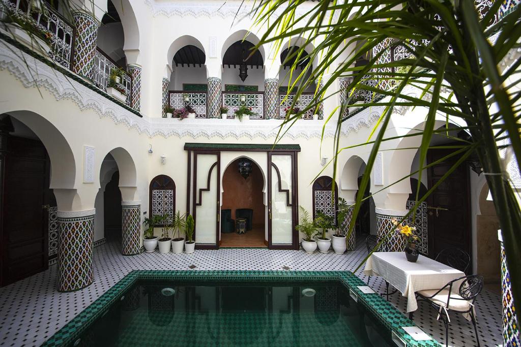 Bazén v ubytování Riad Maison Belbaraka nebo v jeho okolí