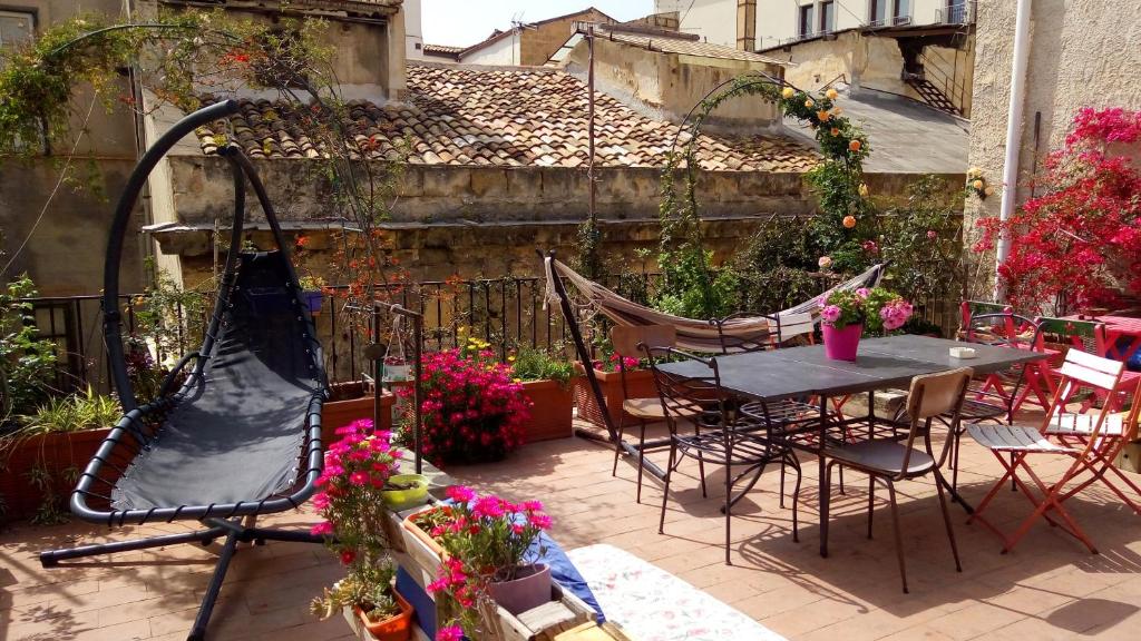 パレルモにあるKaleidos private Apartmentの花が咲くパティオ(テーブル、椅子付)