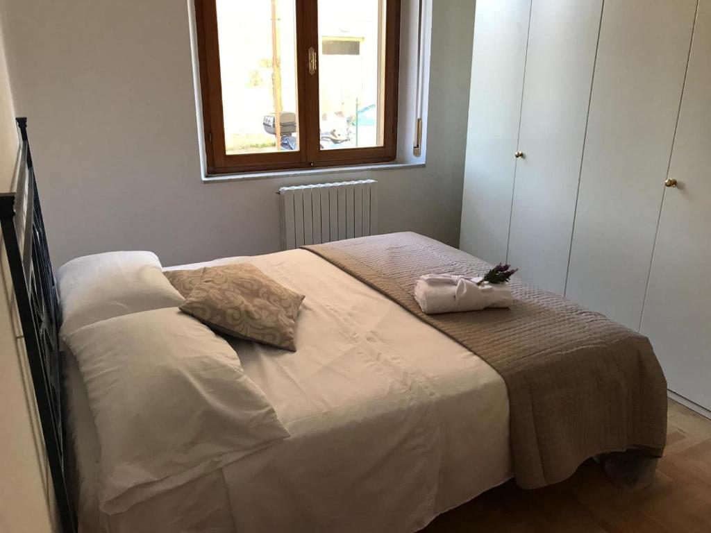 Łóżko lub łóżka w pokoju w obiekcie La Finestra su Siena