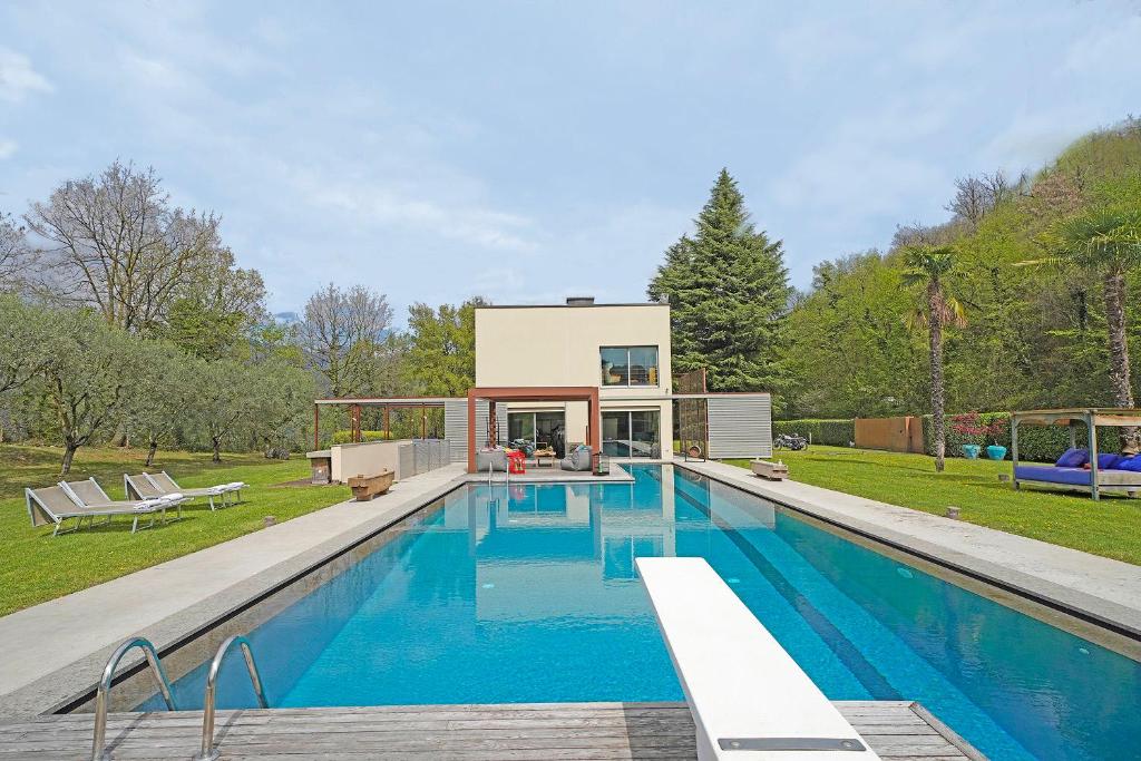 een zwembad voor een huis bij Villa Bellavita in Salò