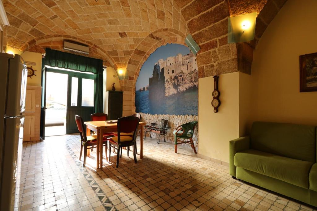 eine Küche und ein Esszimmer mit einem Tisch und Stühlen in der Unterkunft Mulberry House in Polignano a Mare