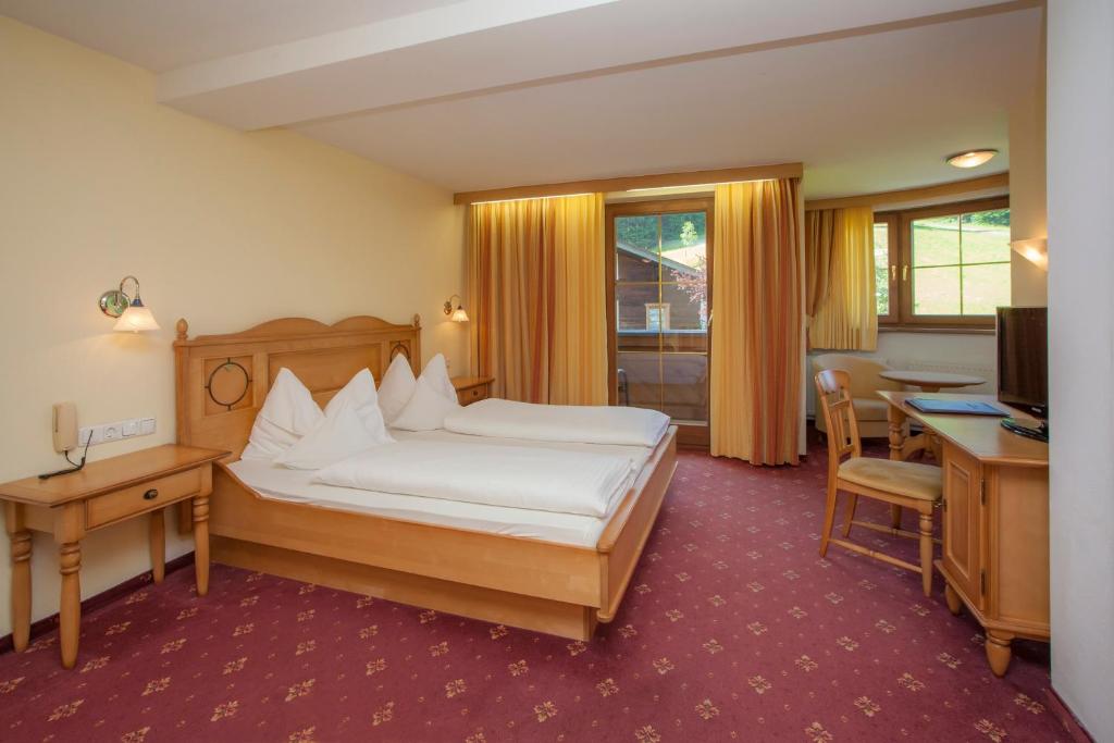 Postel nebo postele na pokoji v ubytování Hotel-Gasthof zur Schönen Aussicht