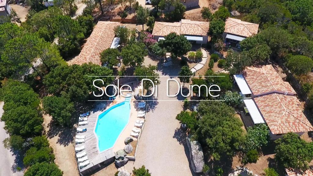 索塔的住宿－SOLE DI DUME，享有度假村游泳池的顶部景致