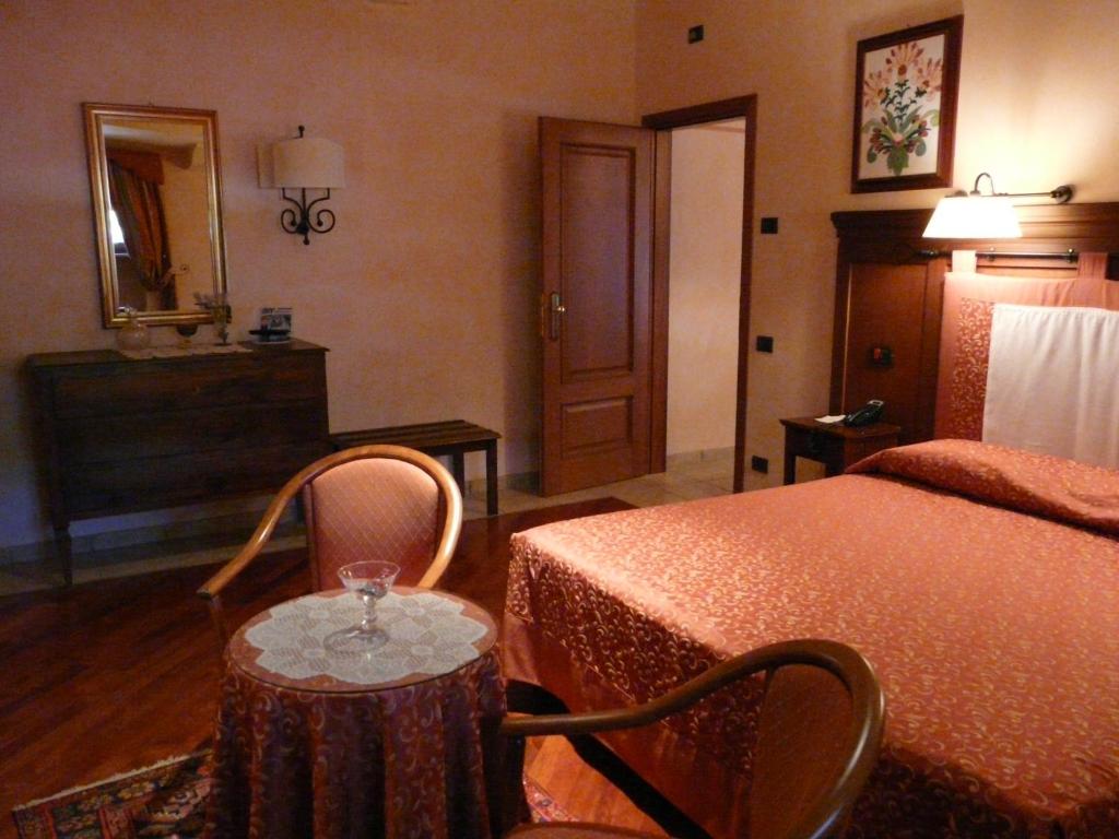 Posteľ alebo postele v izbe v ubytovaní Relais Abbazia Santa Anastasia Resort & Winery