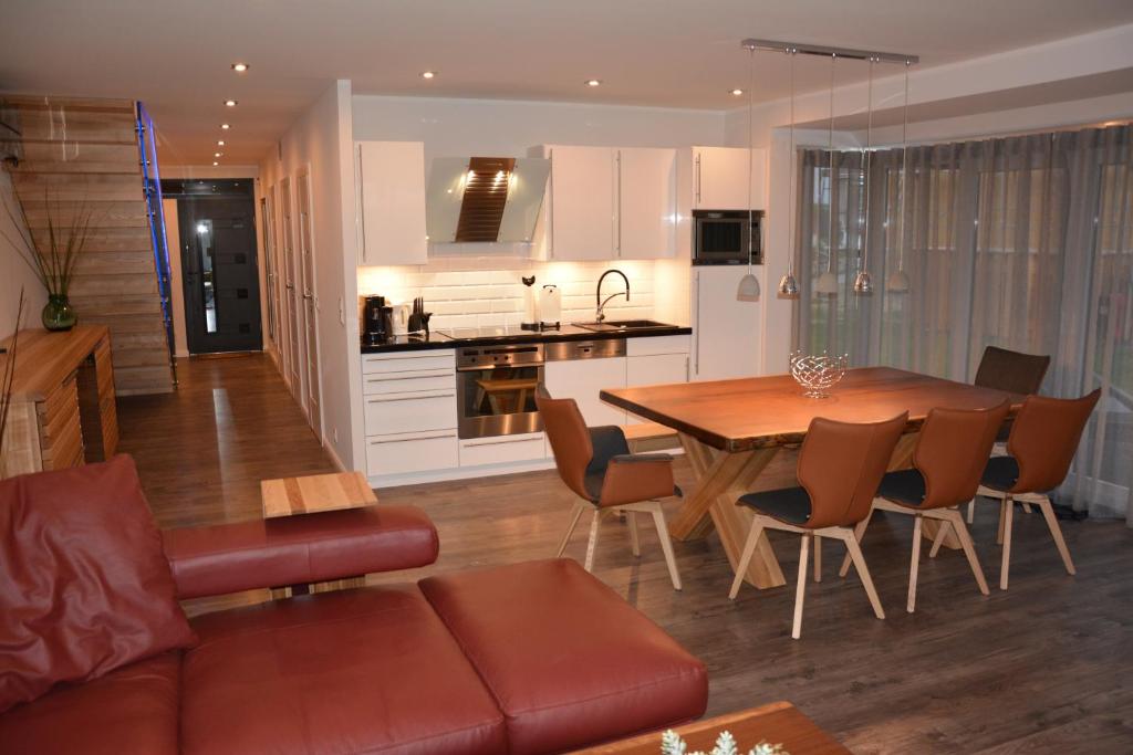 cocina y comedor con mesa y sillas en Schwansee.Haus**** 22A, en Gross Schwansee