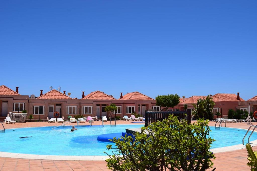 The swimming pool at or close to Paulalucía