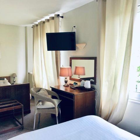 TV a/nebo společenská místnost v ubytování Hotel Le Rivage