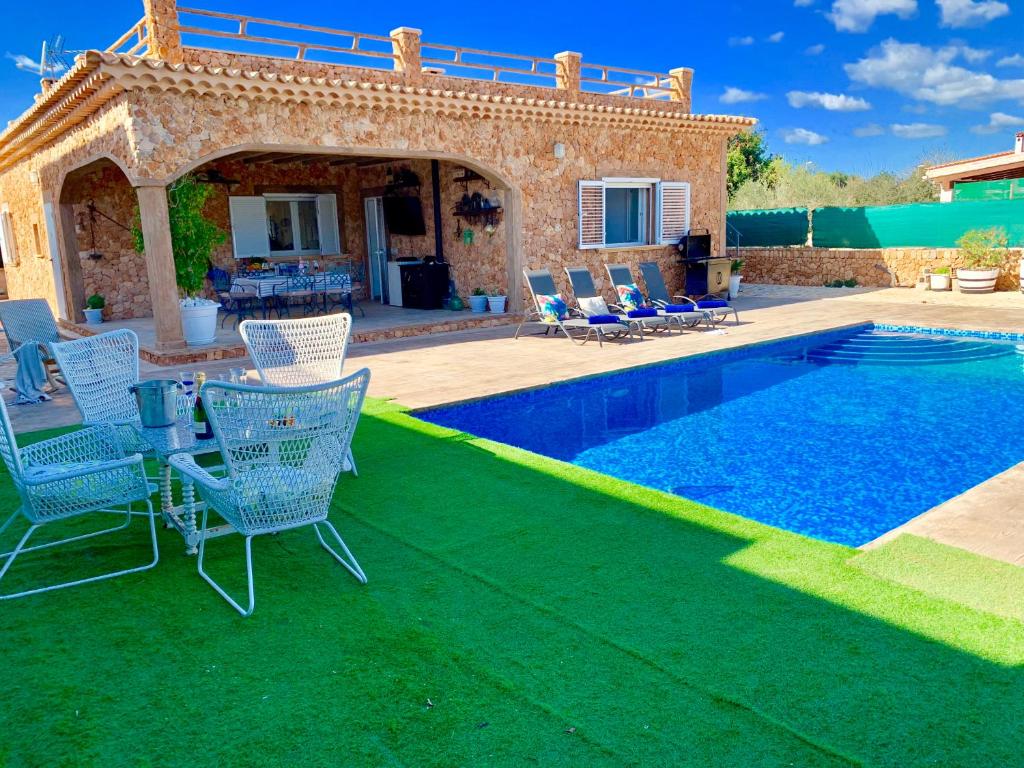 Villa con piscina con sillas y casa en Villa Mallorca, en Marratxí 