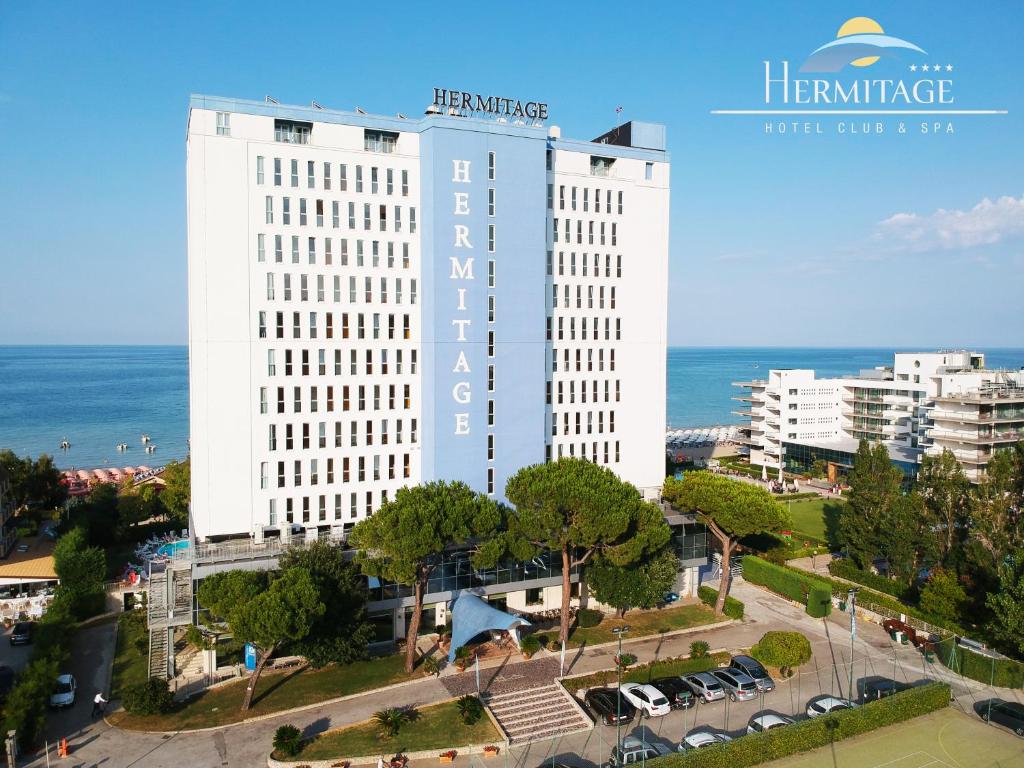 un grande edificio bianco di fronte all'oceano di Hermitage Hotel a Silvi Marina