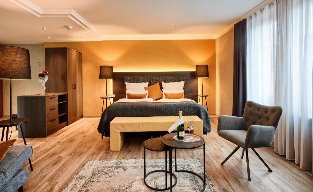 um quarto de hotel com uma cama e um sofá em Erasmus Smart - Design B&B em Trassem
