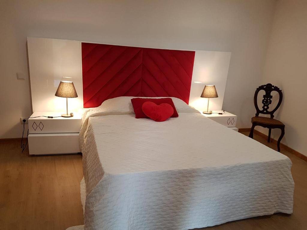 - une chambre dotée d'un grand lit avec un cœur rouge dans l'établissement Casa dos Namorados, à Vale de Cambra