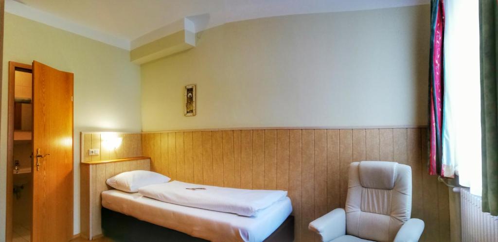 Llit o llits en una habitació de Familie Zuser Hotel Garni