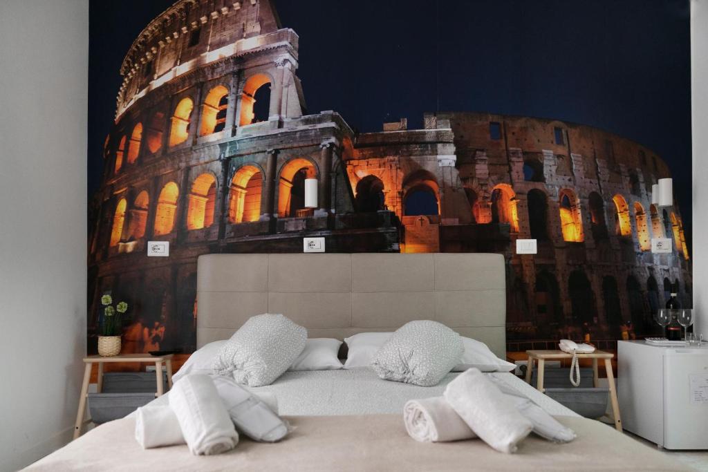 un letto con cuscini di fronte a un edificio di Merulana Star a Roma