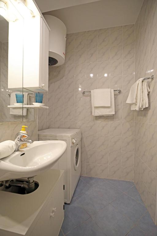 Kúpeľňa v ubytovaní Perfect Sea View Terrace Apartment Zlatni Potok