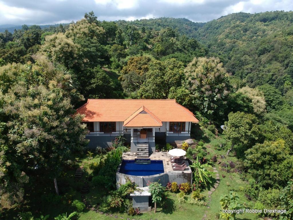 uma vista aérea de uma casa no meio de uma floresta em Villa Tanjung Lovina em Lovina