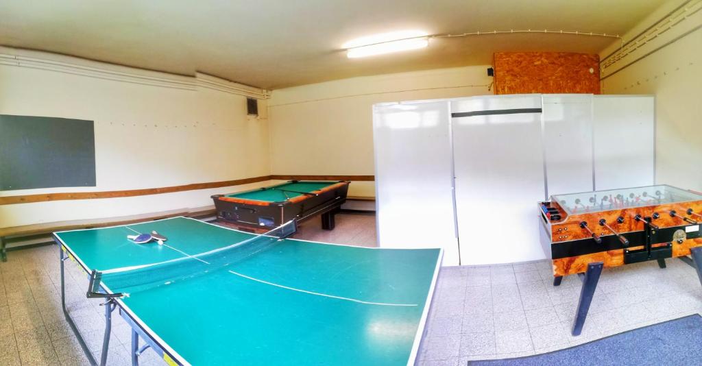 Taula de ping-pong a Familie Zuser Hotel Garni o a prop